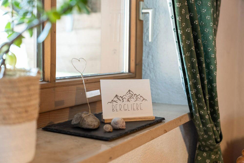 Stimmungsvolle Einrichtung und warme Farben schaffen Gemütlichkeit in der Ferienwohnung Martin