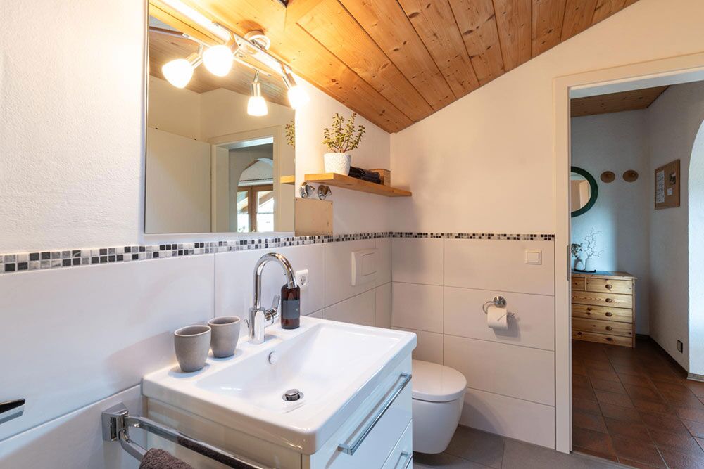 Helles, modernes Badezimmer der Ferienwohnung Martin mit Dusche und Handtüchern