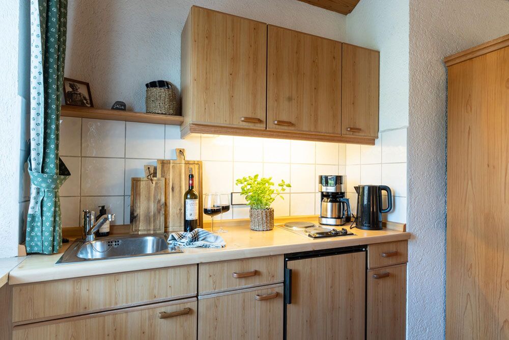 Komplett ausgestattete Küche der Ferienwohnung Martin mit Kaffeemaschine und Herd
